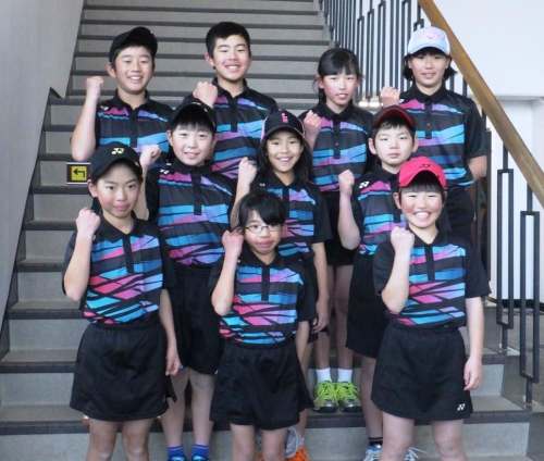 エナジージュニアソフトテニスクラブは、
 岡山県倉敷市南部を拠点に、倉敷市、他近隣市町の小学生を対象に活動しています。
 初めてラケットを握る初心者の子供から、
全国大会他上位入賞を目指している子供達
みんなで楽しくテニスをしています。
